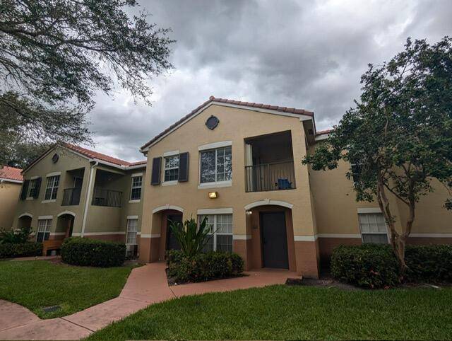 1 BEDROOM, 1 BATH CONDO. BEDROOM HAS WALK IN CLOSET.
