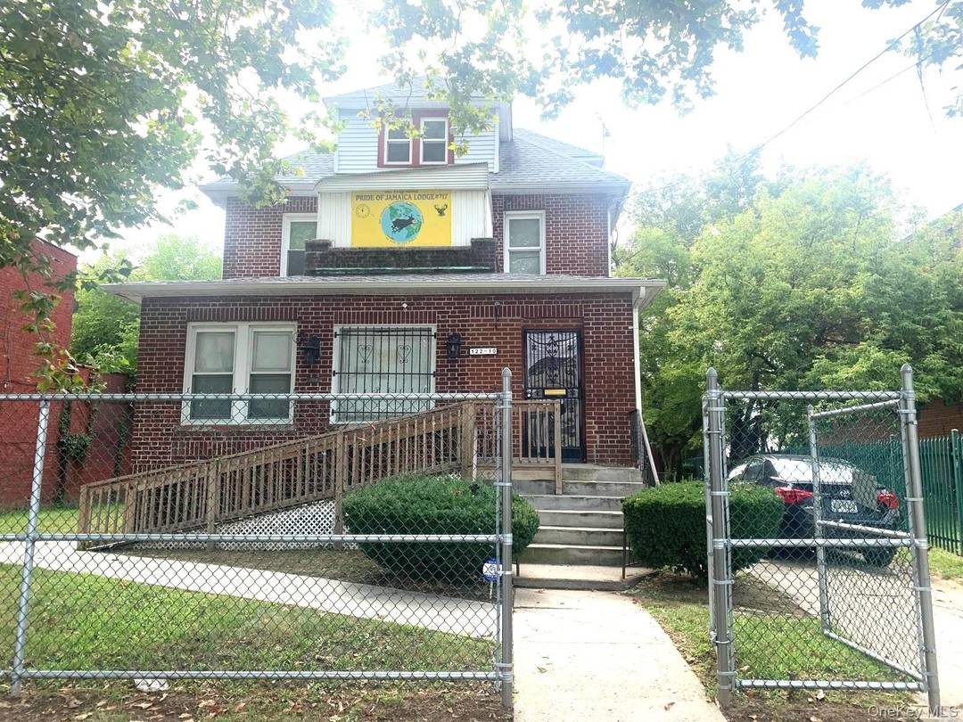 This versatile commercial building is located on the vibrant Sutphin Boulevard.