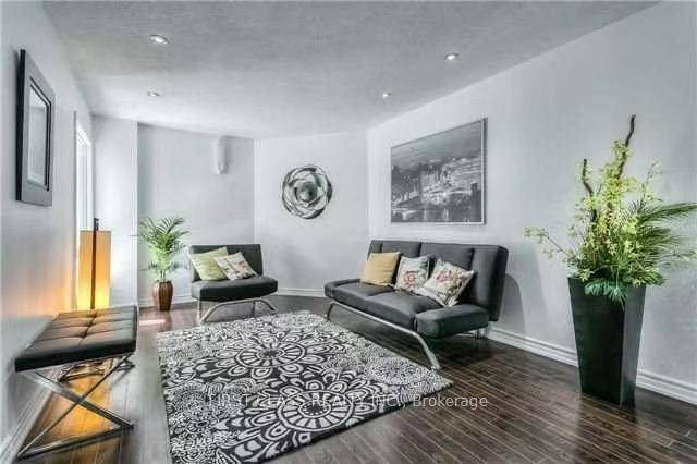 3 Bed 3 Bath Home in Milliken Mills West !