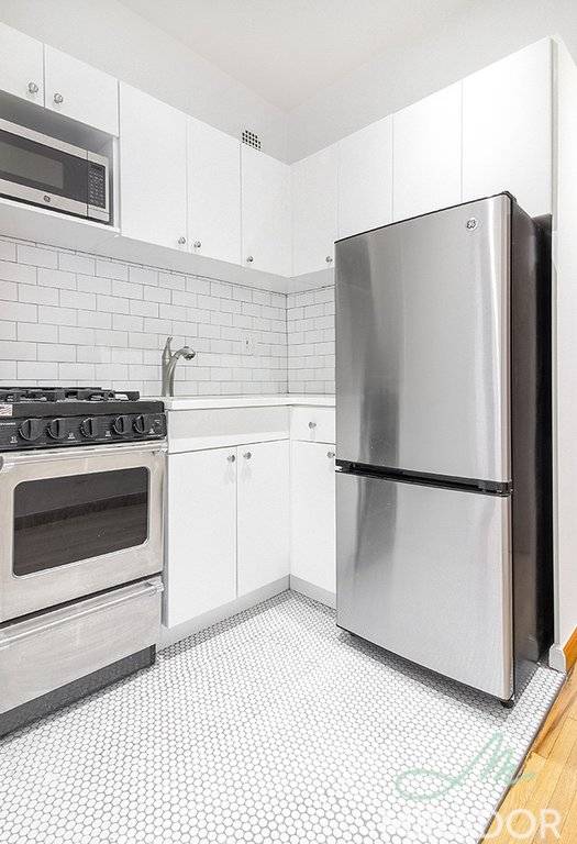 This generous one bedroom in prime Upper East Side location, features a sunken living room and dining platform, and boasts great closet space, lovely strip floors amp ; a fully ...