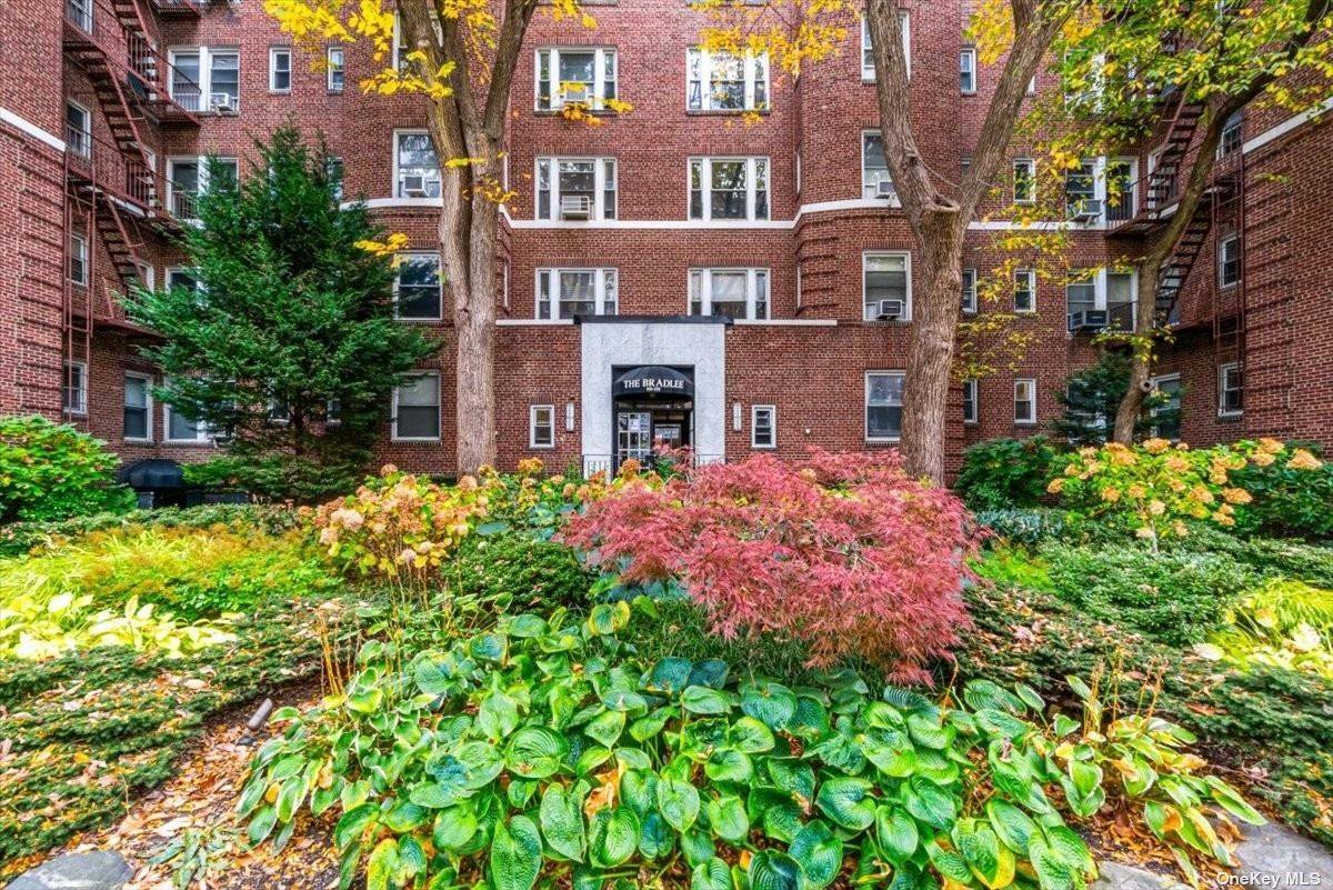 Top floor 1 bedroom apartment at The Bradlee !