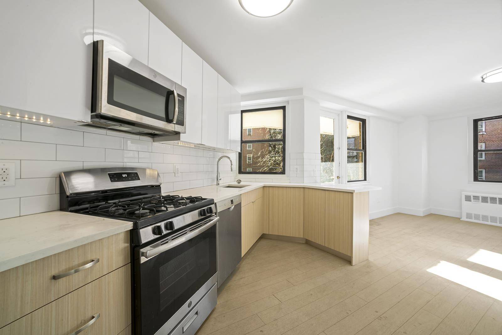 MUST SEE 3 BEDROOM 2 FULL BATHROOMS AND PRIVATE TERRACE !