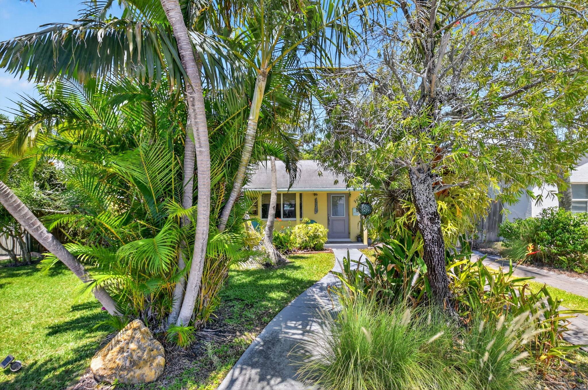 Adorable Key West style cottage home in desirable northeast end of Lake Worth Beach !