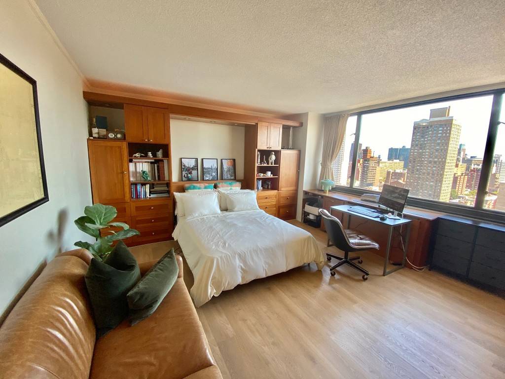 Perched high above the city, this inviting Park Avenue studio offers a perfect blend of charm and functionality.