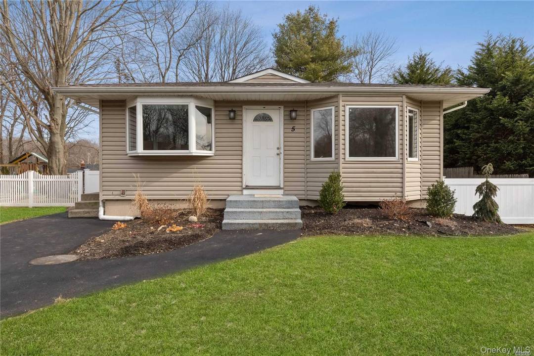 Proudly presenting this Charming Ranch Style Home for Rent in Mount Sinai.