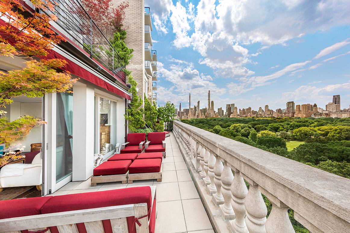 HOTEL LIVING IN A BOUTIQUE FIFTH AVENUE CONDOMINIUM.