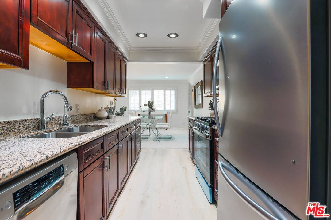 6700   Hillpark Dr 2BR Hollywood Hills East La