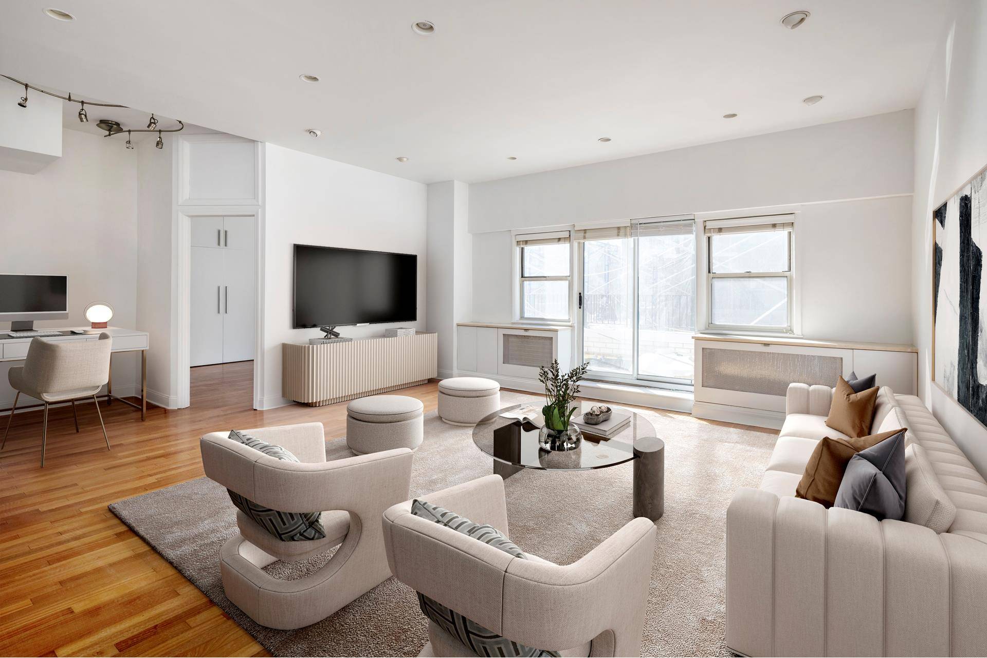 Perched high above idyllic Murray Hill, this massive 1BD 1BA residence offers panoramic views of Manhattan''s most iconic landmarks with its unparalleled wraparound private terrace.