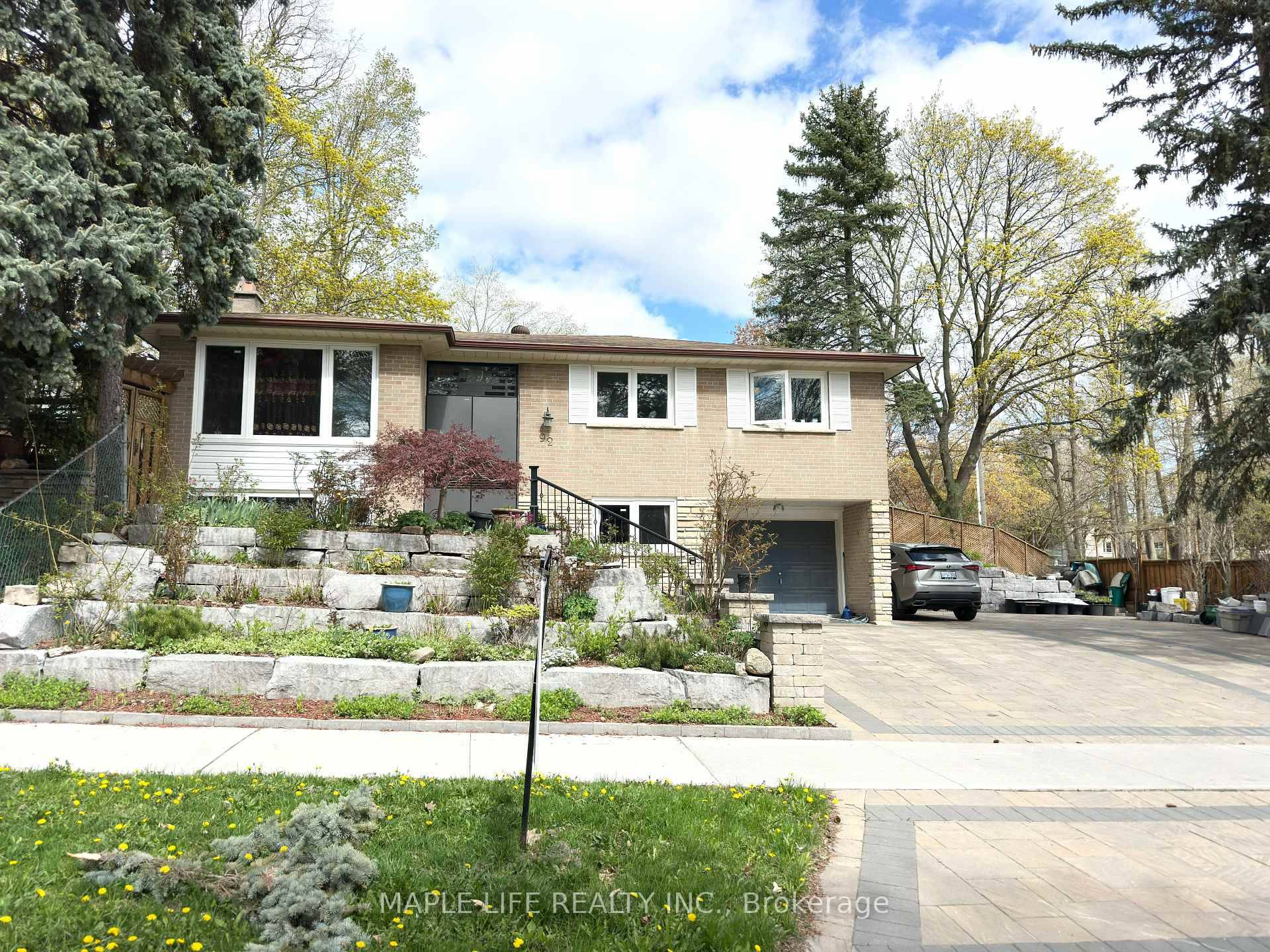 Beautiful 3 Bedroom House In Top North York Location !