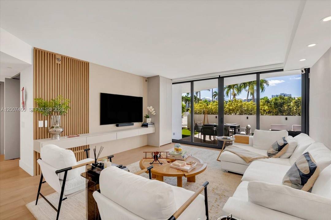 Live with all the amenities of a high class building with the feeling of a Single family Home.