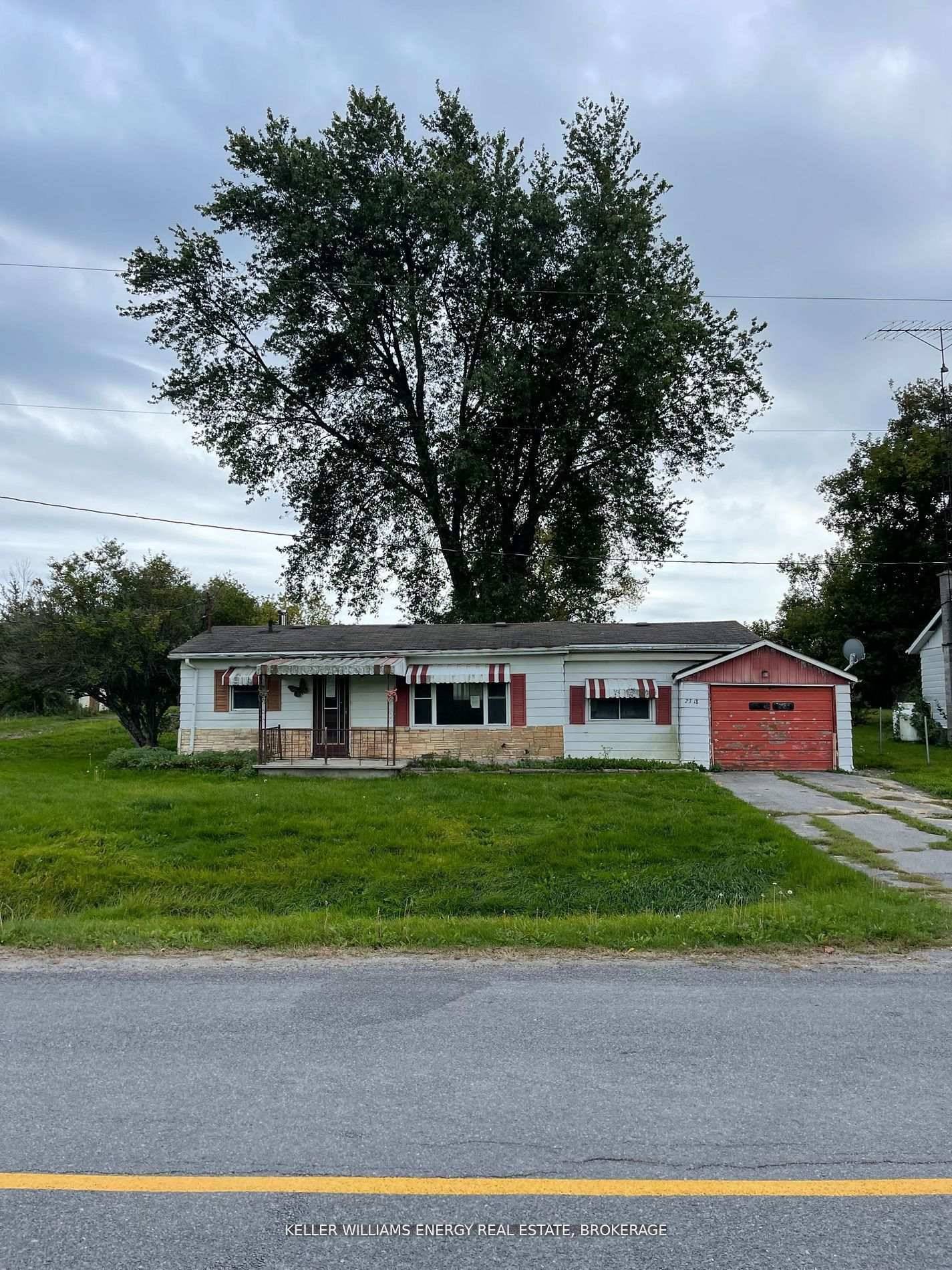 Bungalow On Over Half Acre Lot Across From Salmon River.