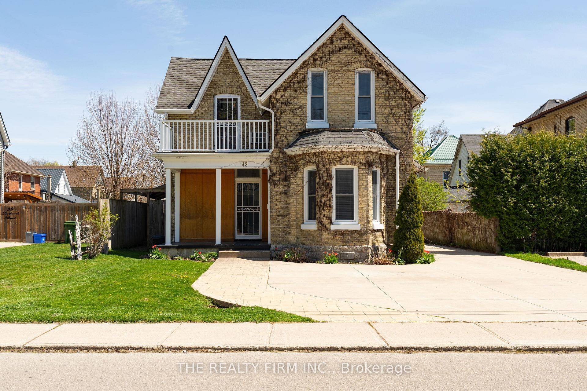 Attention investors or owners looking for the perfect live in opportunity with income potential !