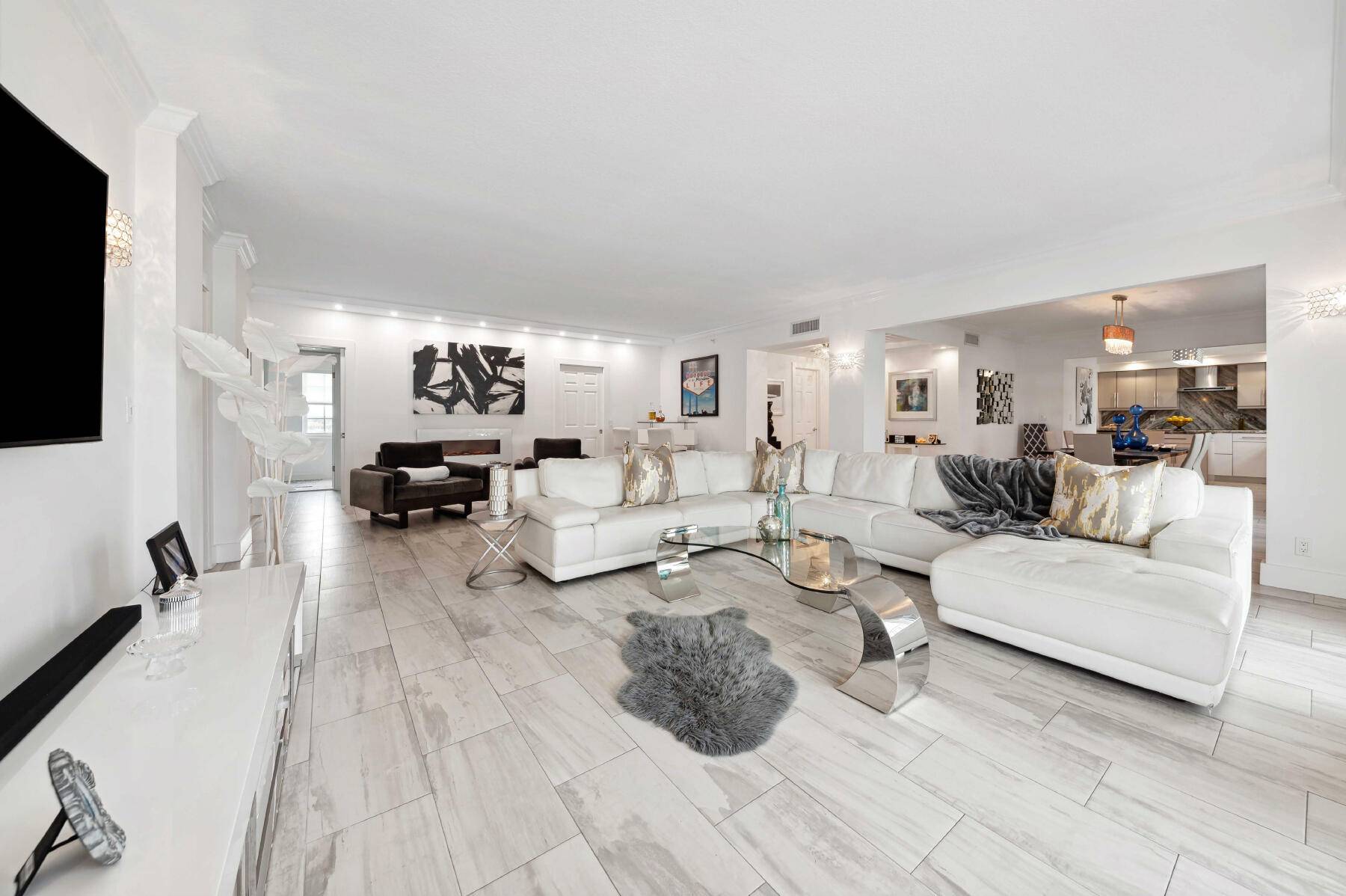 COMPLETLY RENOVATED 3 BEDROOM, 3 BATH CONDO.