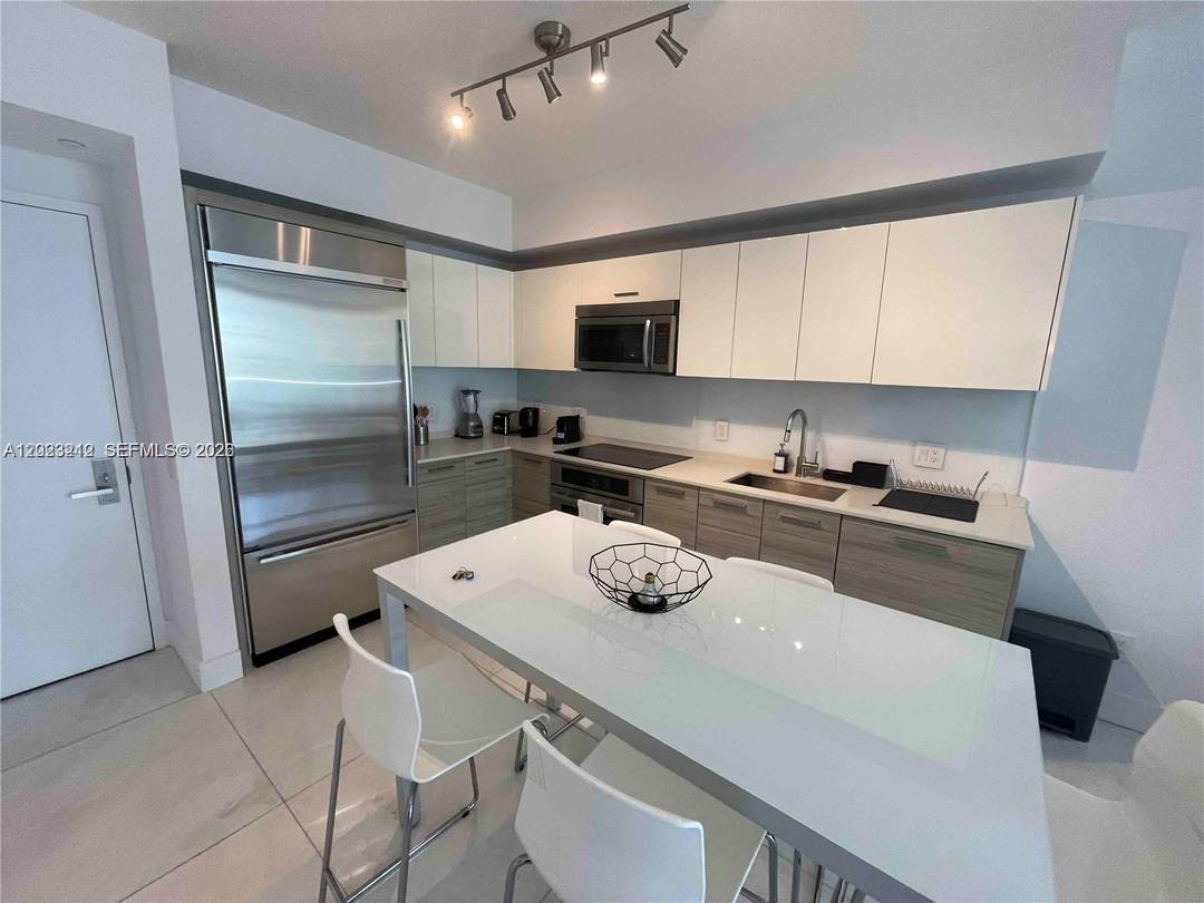 SUPERB ULTRA MODERN 1 BED 1 BATH CONDO.