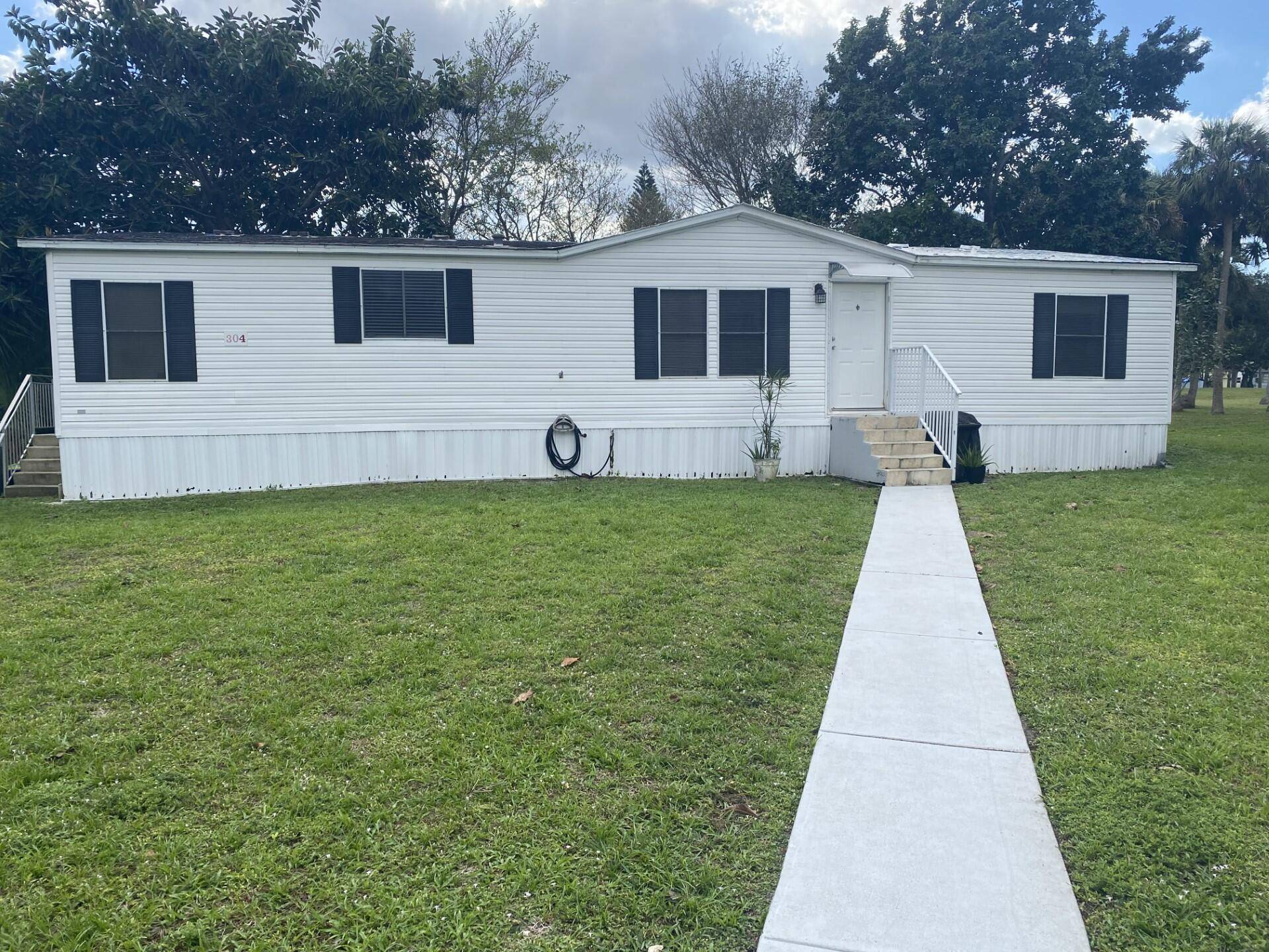 NO AGE RESTRICTION ! WELL MAINTAINED MANUFACTURED HOME WITH 3 BEDROOMS, 2 BATHS, LOCATED IN MEADOWBROOK MOBILE HOME PARK, AN ALL AGES COMMUNITY.