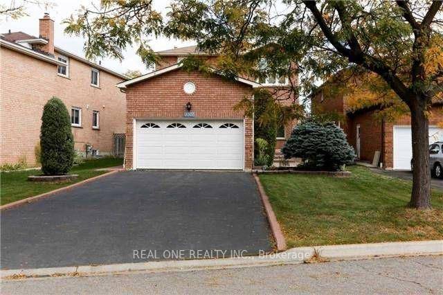 Stunning Home Nestled In Heart Of Mississauga, Nice Neighborhood, Kid Friendly Street, Main Floor Features Eat Kitchen, Family Room, And Formal Dining Room.