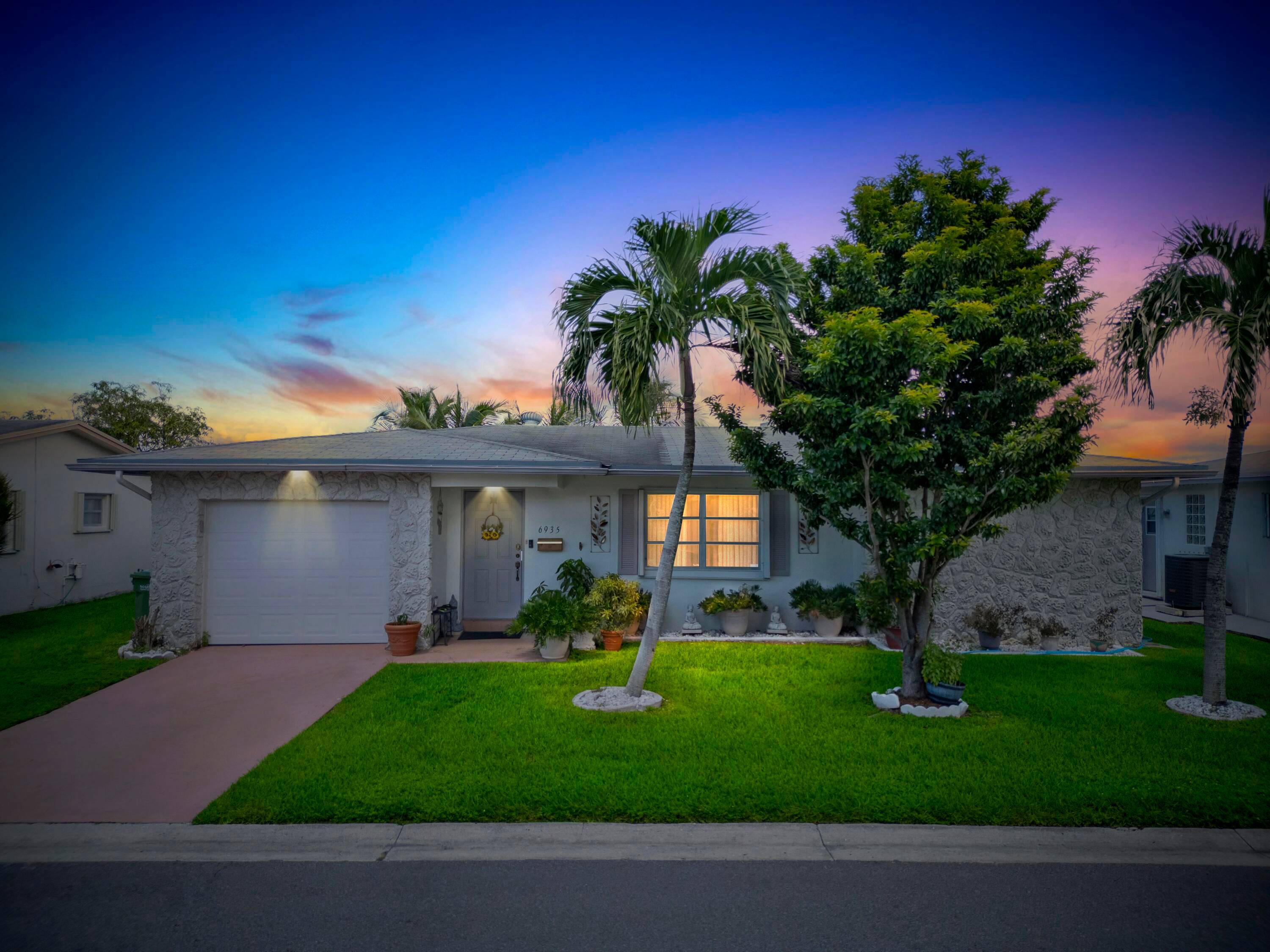 Waterfront Living Very Low HOA, Bring Your Boat !