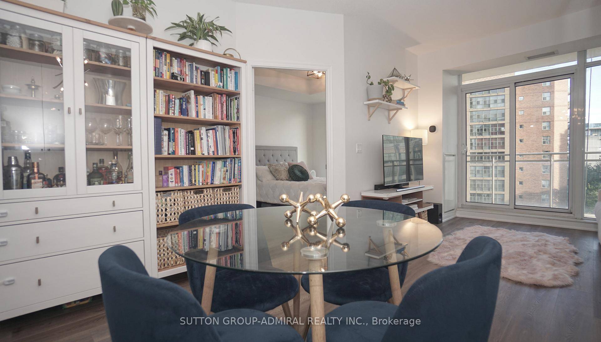 Spacious 2 bedroom, 2 bathroom suite with 9 foot ceilings and an awe inspiring south facing view stretching from Lake Ontario to Coronation Park.