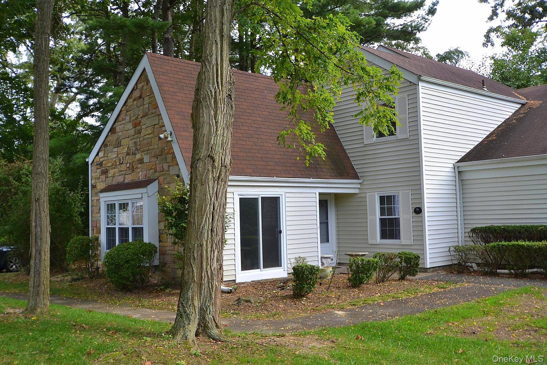 Welcome to this stunning, fully renovated end unit in The Hunt Club offering over 2, 000 sq ft filled with natural light.