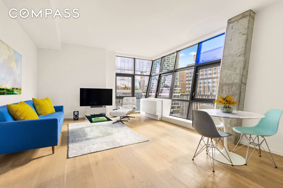 Unveil contemporary sophistication in this exceptional residence on Norfolk Street, nestled in the heart of Manhattan s vibrant Lower East Side.