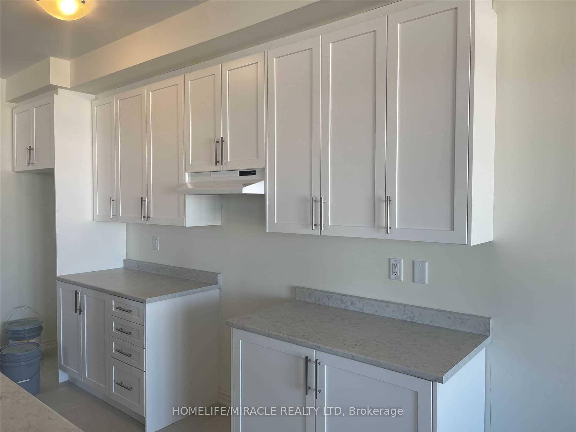 BEAUTIFUL End Unit 1800SQ Townhouse With White Timeless Kitchen.