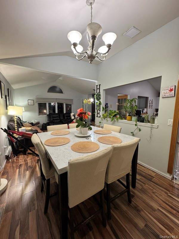 Welcome to your perfect retreat in a peaceful neighborhood near Park, just a short walk to the train station and only 45 minutes to the city, ideal for commuters who ...