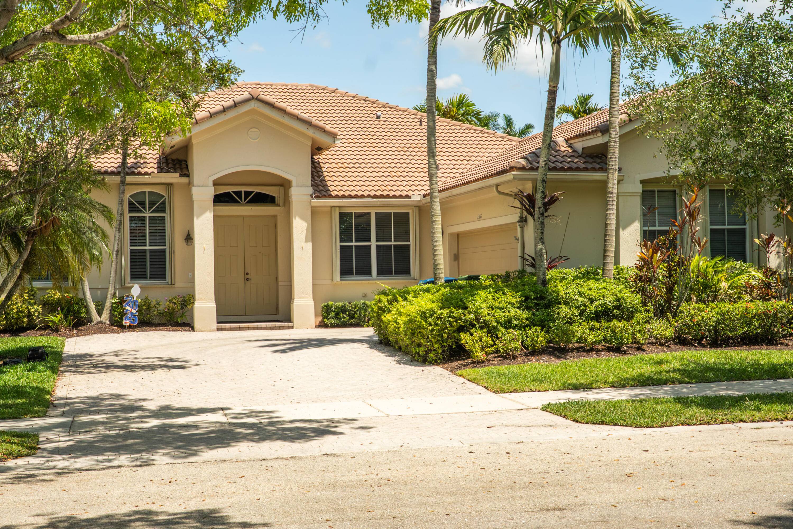 Impeccable 4BR 2. 5BA home in gated Savannah, Weston.