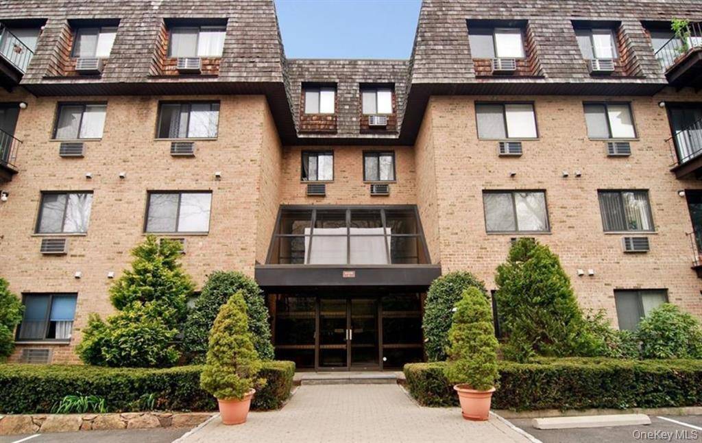 Everything Edgemont has to offer amp ; more This fully renovated, corner unit in Scarsdale Woods complex offers a prime location near Metro North, schools, shops, restaurant amp ; public ...