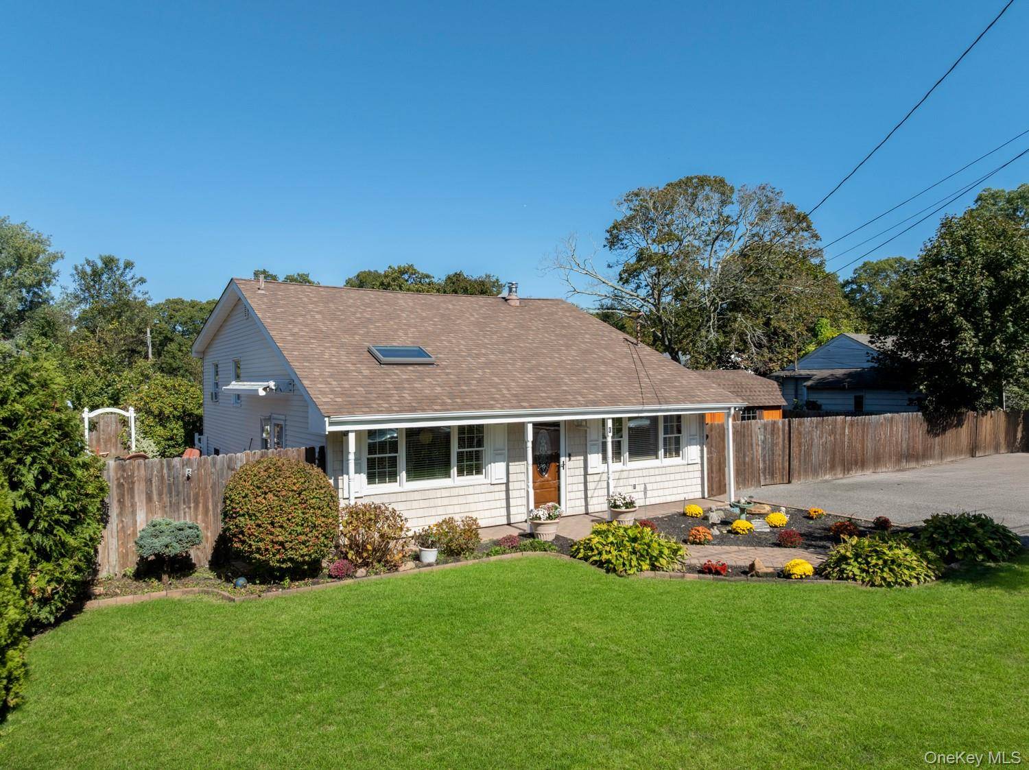 Welcome to 3 Hoover Ct. This expansive three level split offers a versatile layout amp ; comfortable living.