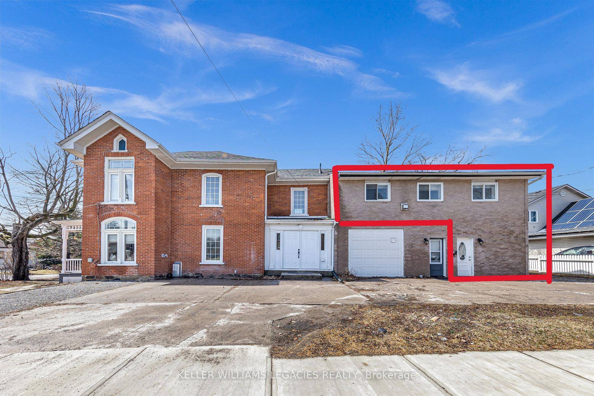 This bright and spacious second floor unit in a beautiful brick 2 storey home is now available for lease !