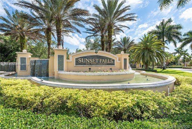 FRESHLY PAINTED, GRANITE COUNTERTOPS, STAINLESS APPLIANCES, EXECUTIVE LAKEFRONT RESIDENCE, GATED RESORT STYLE.
