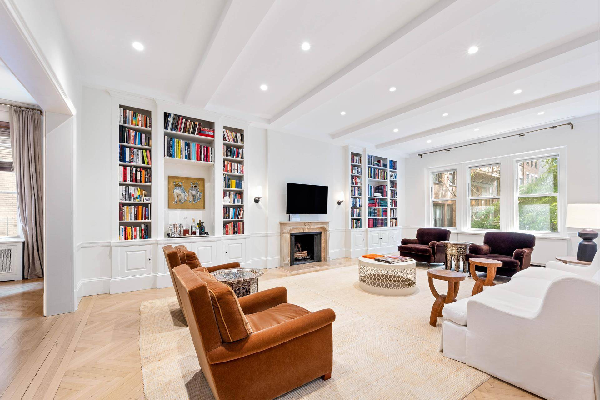 Perfectly situated at one of Manhattan's most desirable addresses in an esteemed Lenox Hill white glove pre war cooperative, this relaxed yet refined residence is distinguished by grand proportions, an ...