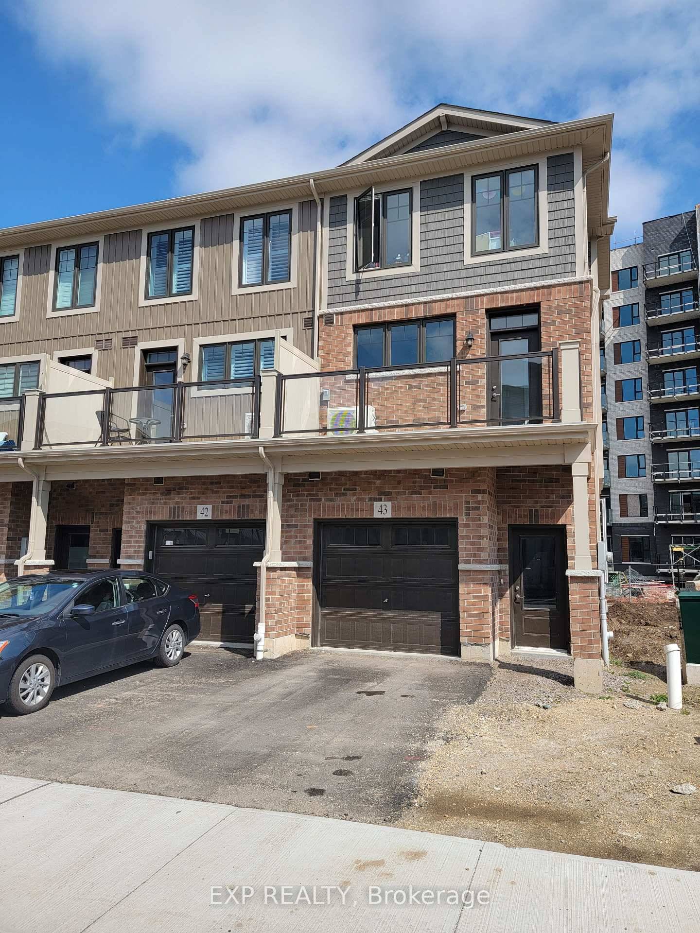 Prime location right off of Hwy 401 !