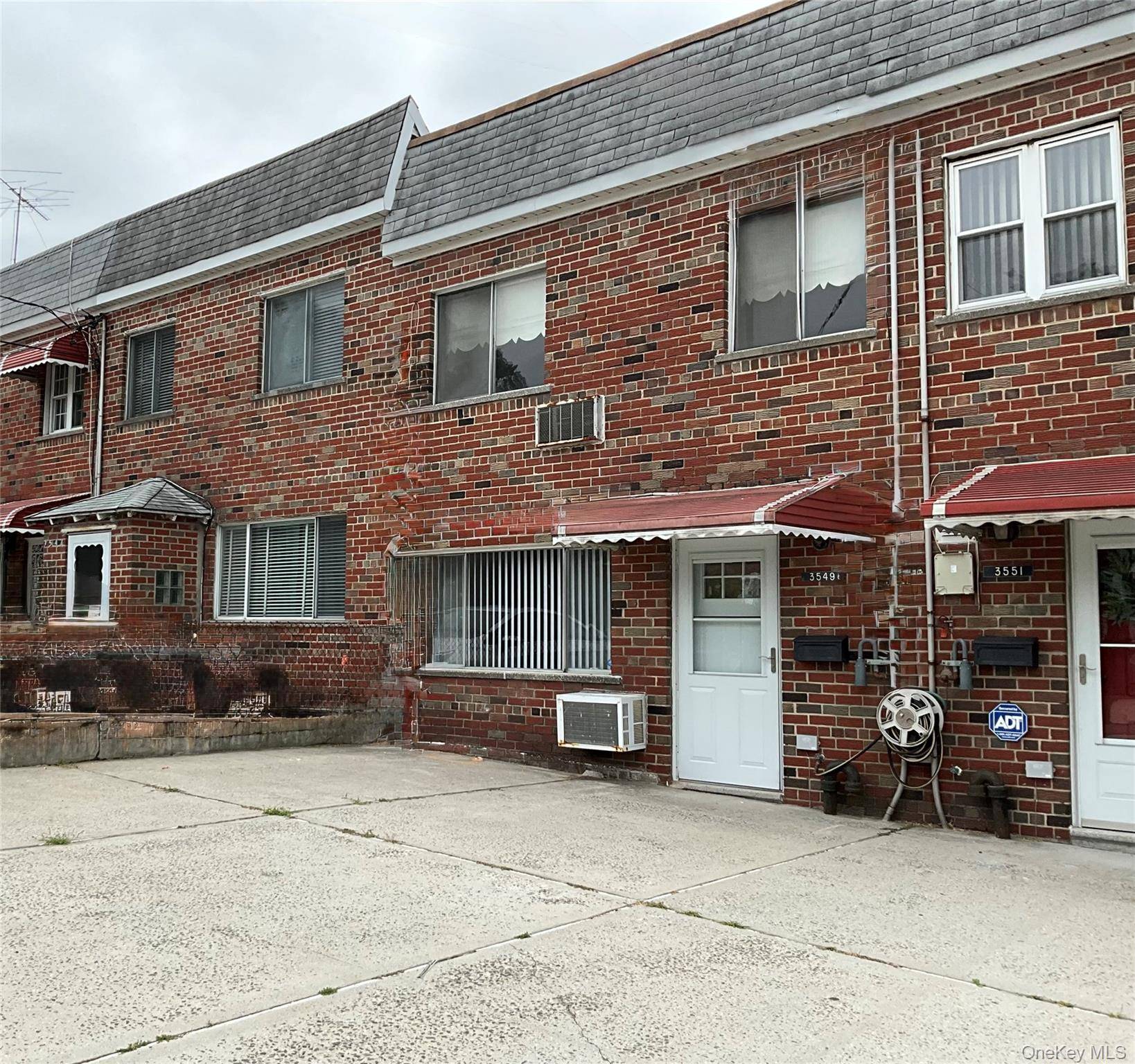 Charming Starter Home on the Bronx Pelham Manor Border Welcome to this delightful single family starter home, ideally situated on the sought after Bronx Pelham Manor border.