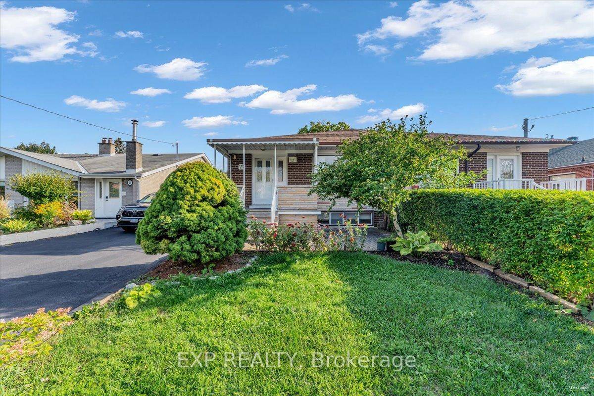 This spacious 3 bedroom semi detached home is located in a wonderful family friendly neighborhood.