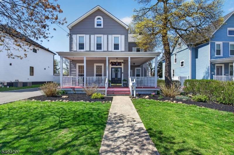 Prestigious Colonial in the Heart of Barron Ave, Woodbridge Proper.