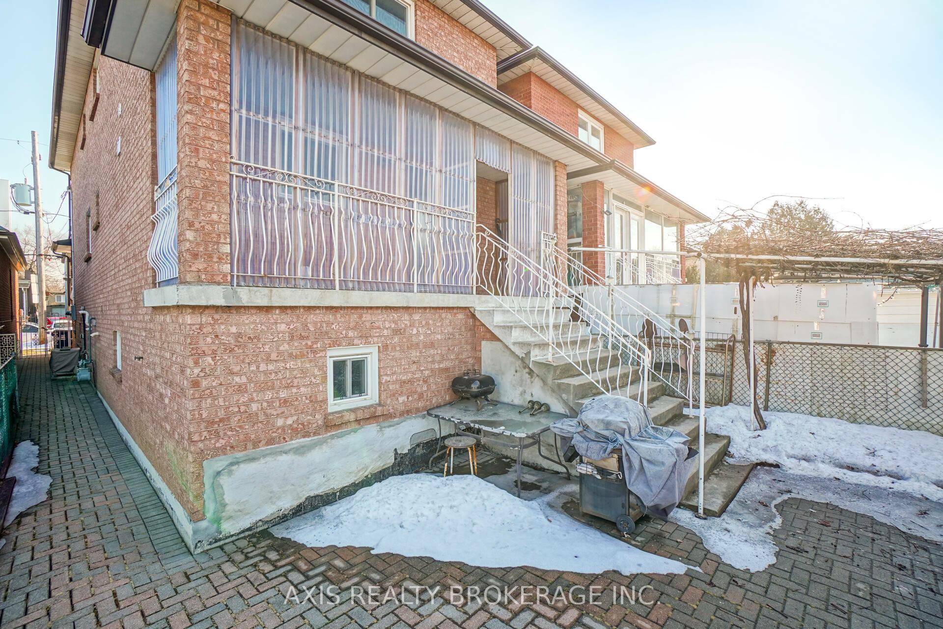 This Beautiful Upgraded Home With Spacious Living Dining And Kitchen.