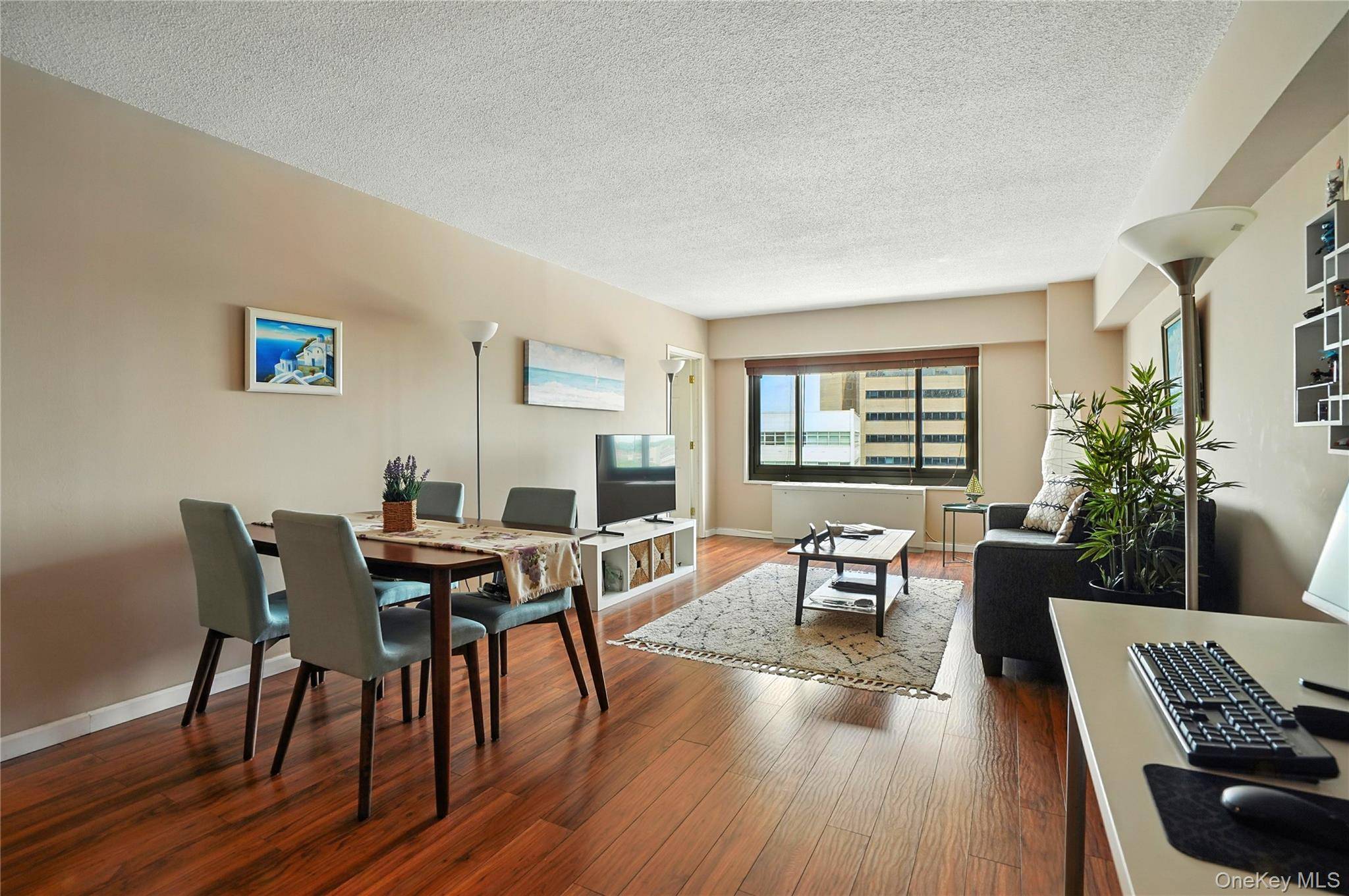 Fantastic Condo Gem in Forest Hills !