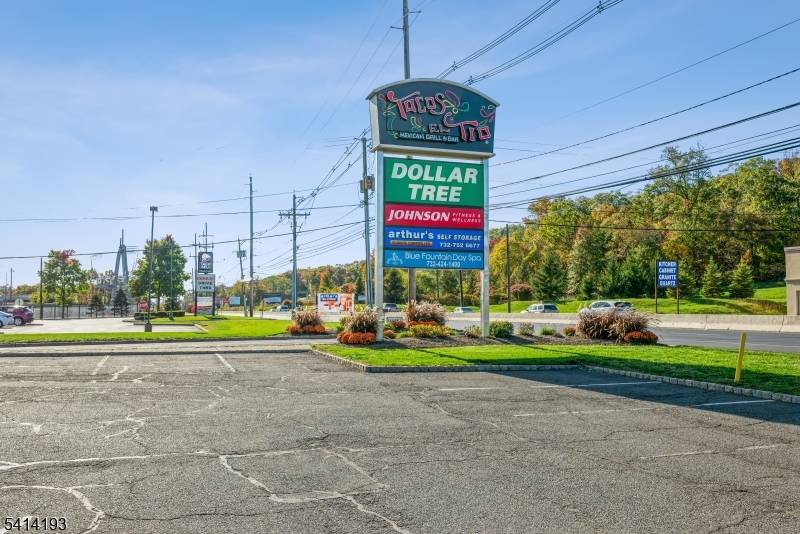 UNBELIEVABLE WELL KNOWN, WELL MAINTAINED, PRESTIGIOUS ARTHUR'S PLAZA LOCATION, 1600 SF RETAIL STORE FOR LEASE.