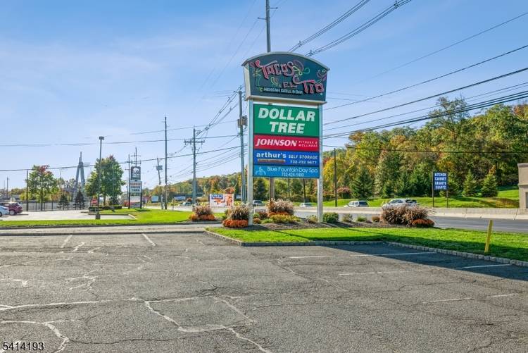 UNBELIEVABLE WELL KNOWN, WELL MAINTAINED, PRESTIGIOUS ARTHUR'S PLAZA LOCATION, 1600 SF RETAIL STORE FOR LEASE.