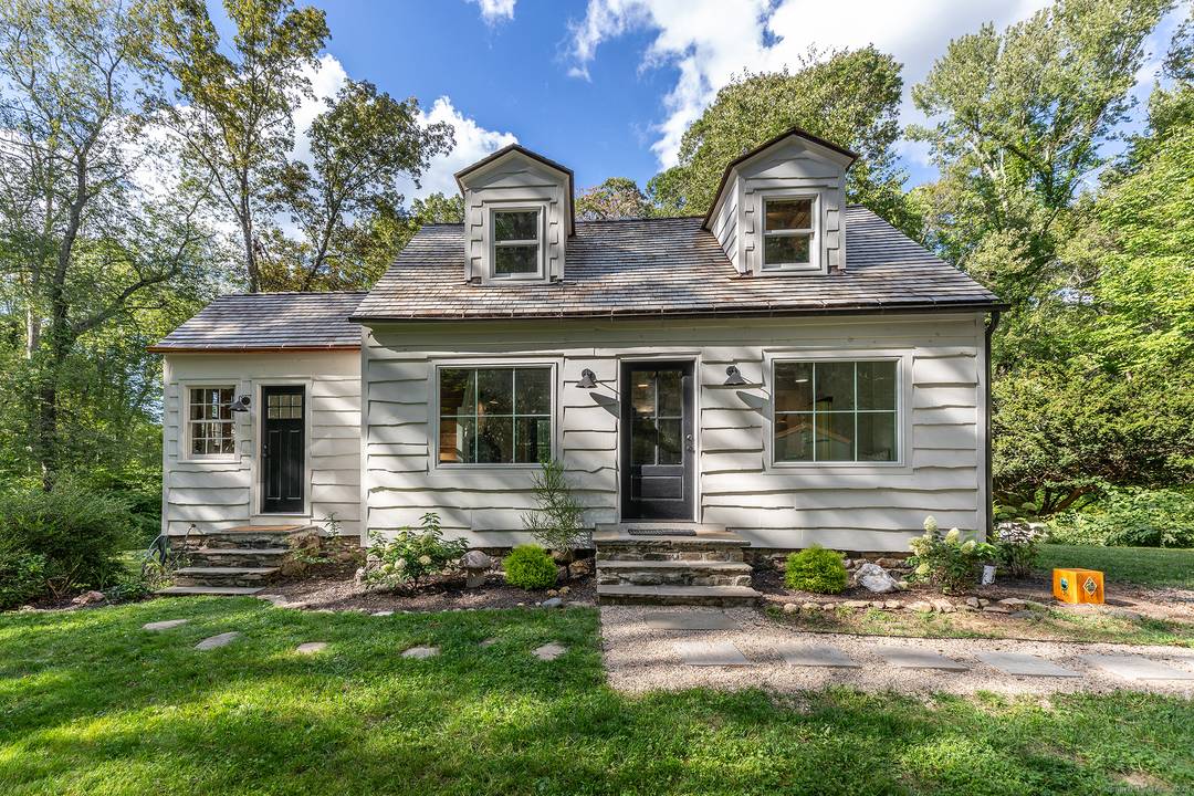 Uber Chic Country Cottage on 5 private acres.