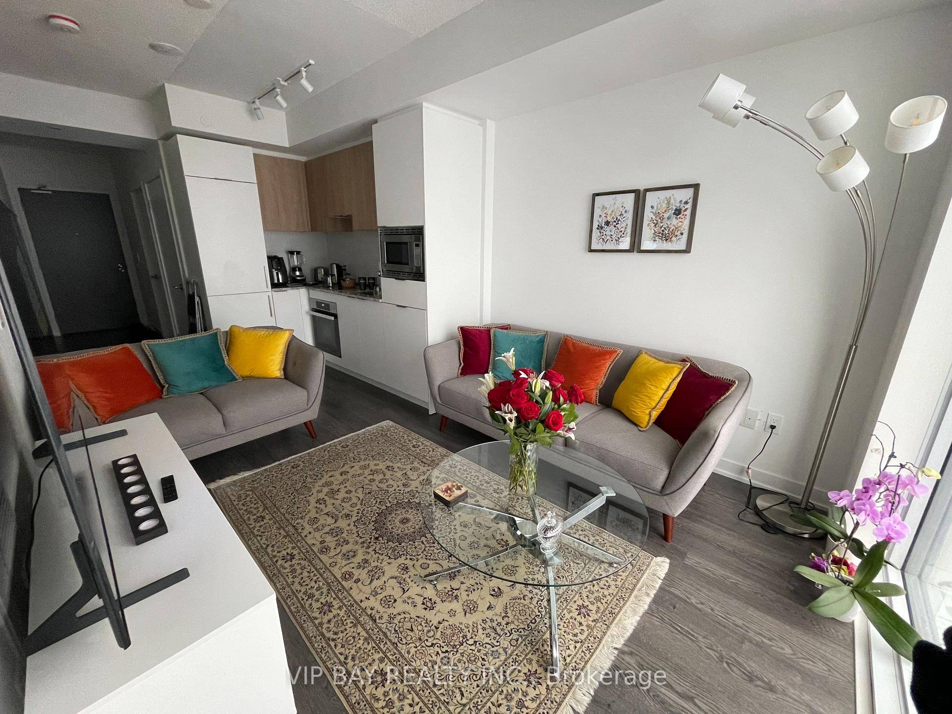 Welcome to this luxurious 1 bedroom condo at Rodeo Drive, ideally located next to the Shops at Don Mills.
