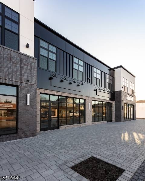 BRAND NEW CONSTRUCTION LUXURY BUILDING !