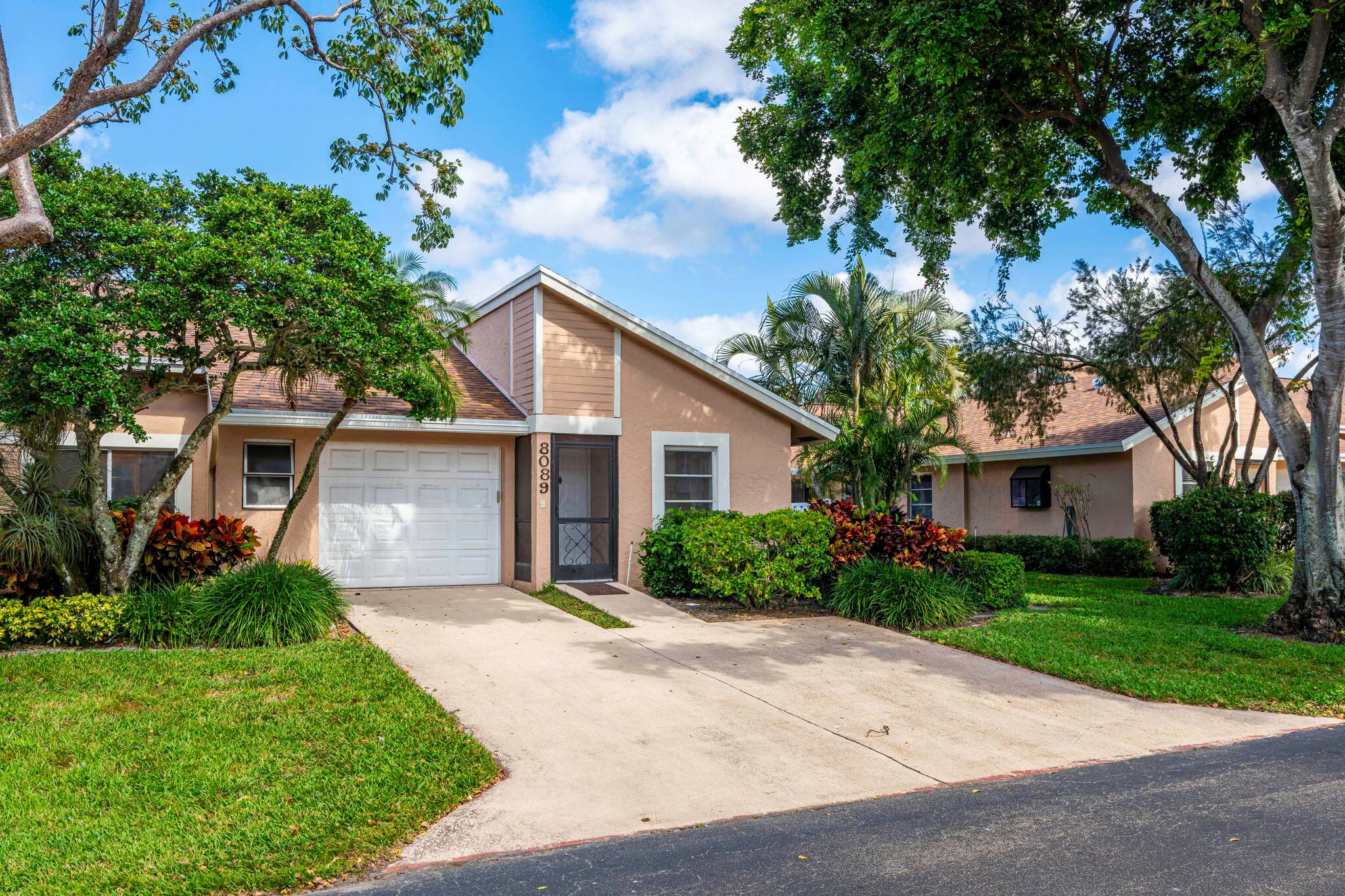 Discover this charming villa, fully renovated and situated in the lovely Whisper Walk community of Boca Raton.