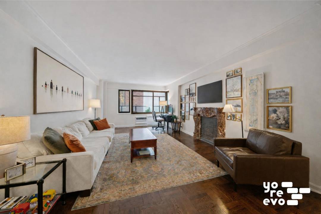 Spacious Lenox Hill CondoResidence 2E at 715 Park Avenue is a well appointed one bedroom condo in the coveted Lenox Hill neighborhood, offering a seamless layout and quality finishes throughout.