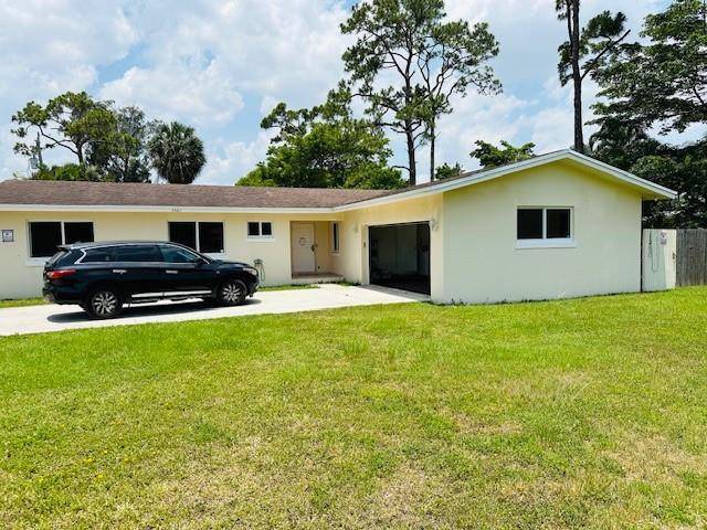 4 2 Single family house with 2 car garage.