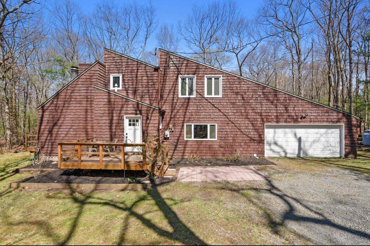 YANKEE LAKE This well cared for 3 bedroom, 2.