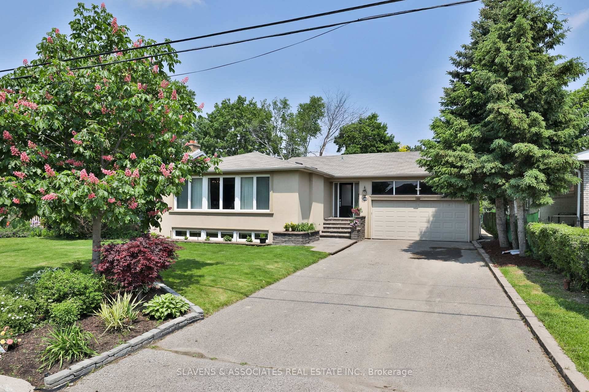 Welcome to 49 Hearthstone Crescent Nestled on a generous 60x125 ft lot in a quiet, family friendly neighborhood near the Hearthstone Valley Greenbelt.