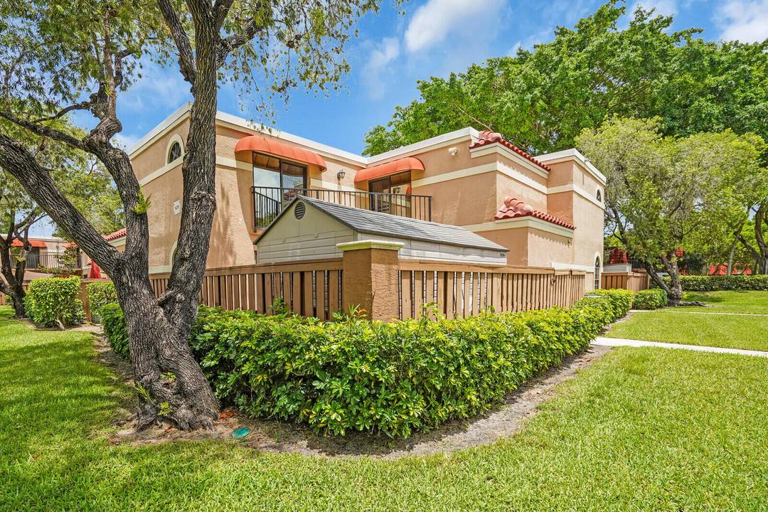 Move In Ready 3BR 3BA Townhome in Prime Boca Raton Location !
