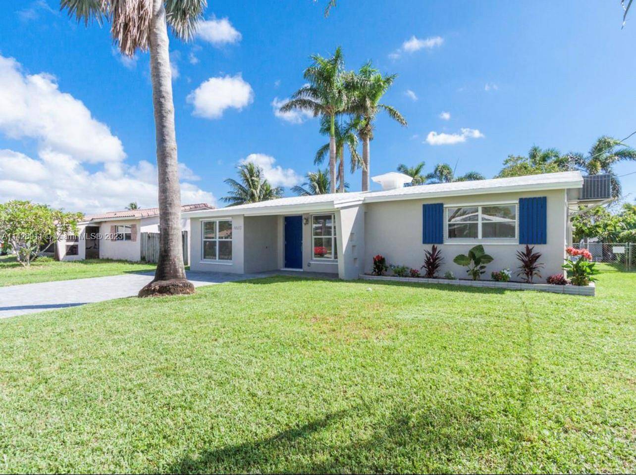 Beautiful waterfront home with yacht ocean access, perfect for AIRBNB just minutes from downtown Fort Lauderdale and 6 minutes from the beach.